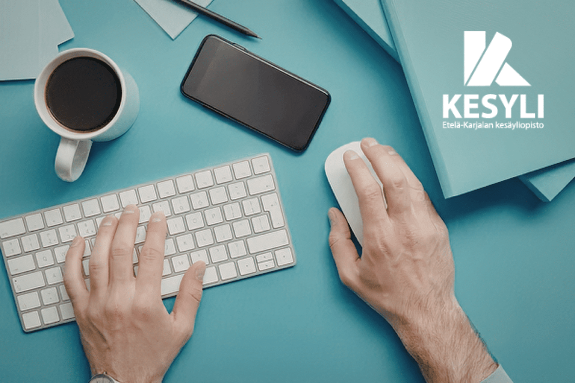 kädet, näppäimistö, puhelin, kahvikuppi